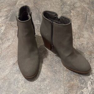 Style & Co. women’s heeled boots suede size 8.5 barely worn but some cracks